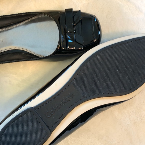 CALVIN KLEIN NWOT SIMONS PATENT LEATHER FRONT BOW - Picture 3 of 7